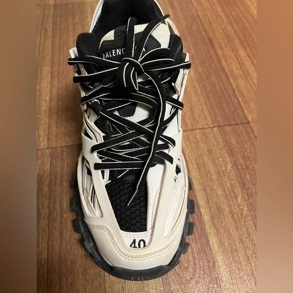 Balenciaga | Shoes | Only Worn Once Super Stylish Balenciaga  display picture 3